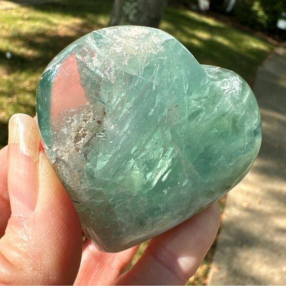 Genuine 574.00 Cts Green Fluorite Heart - Picture 10 of 16